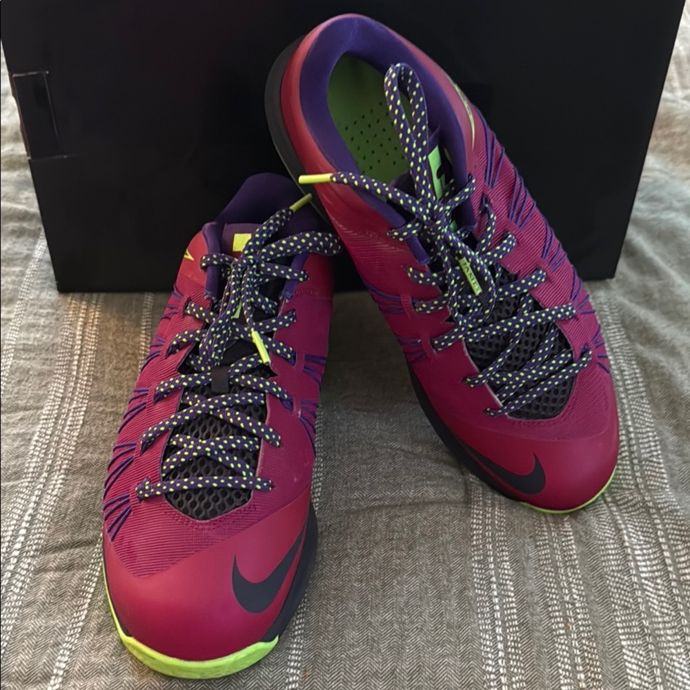 Air Max LeBron X Low Raspberry Red Size 10 Excellent Condition